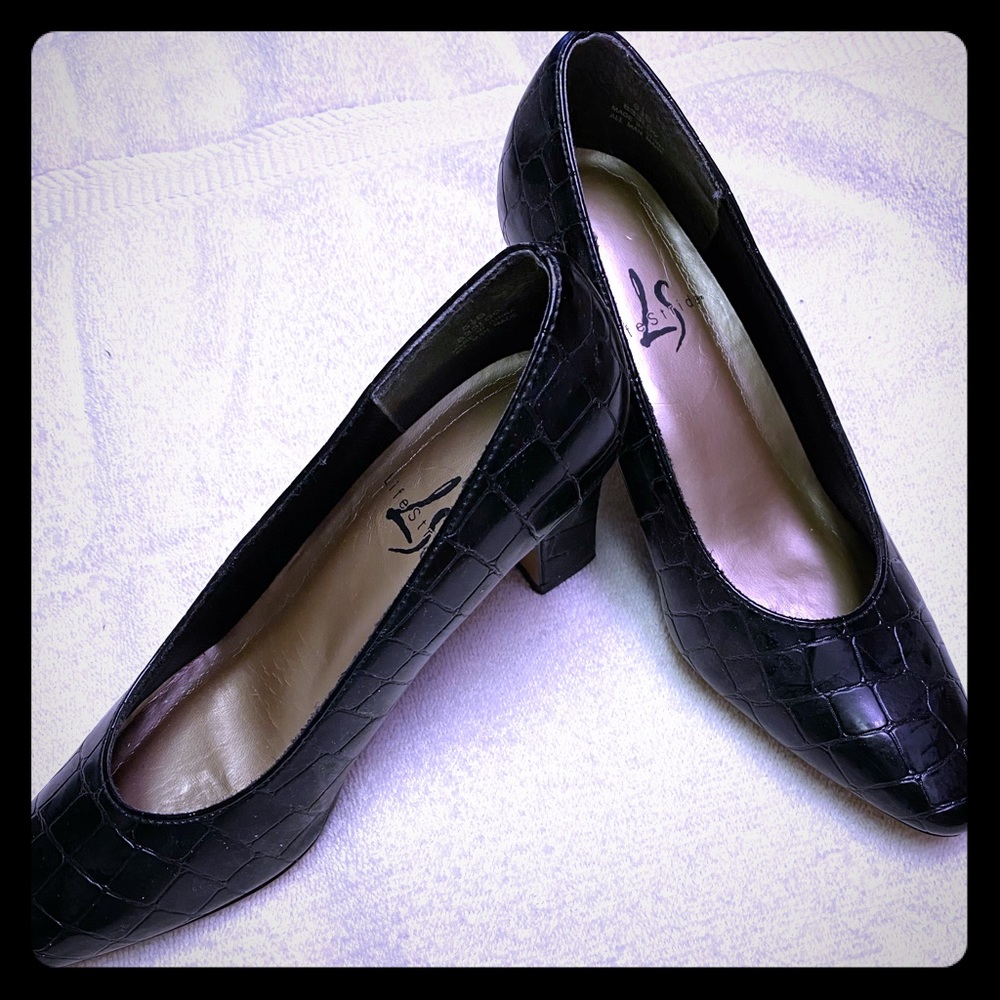 Black pumps